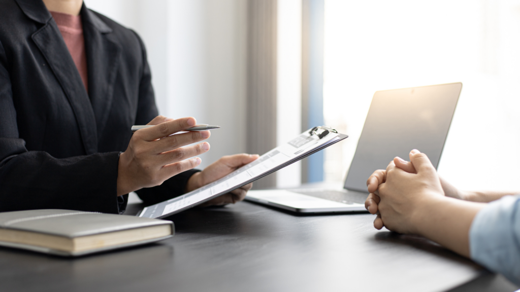 manager interviewing a qualified job applicant