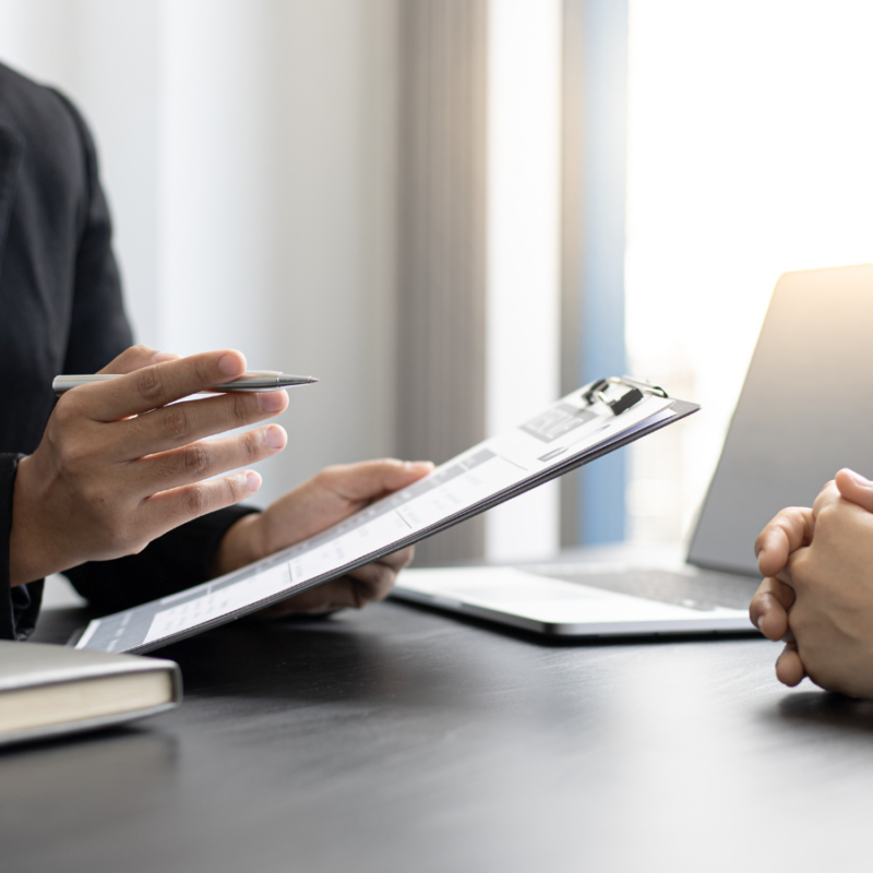 manager interviewing a qualified job applicant